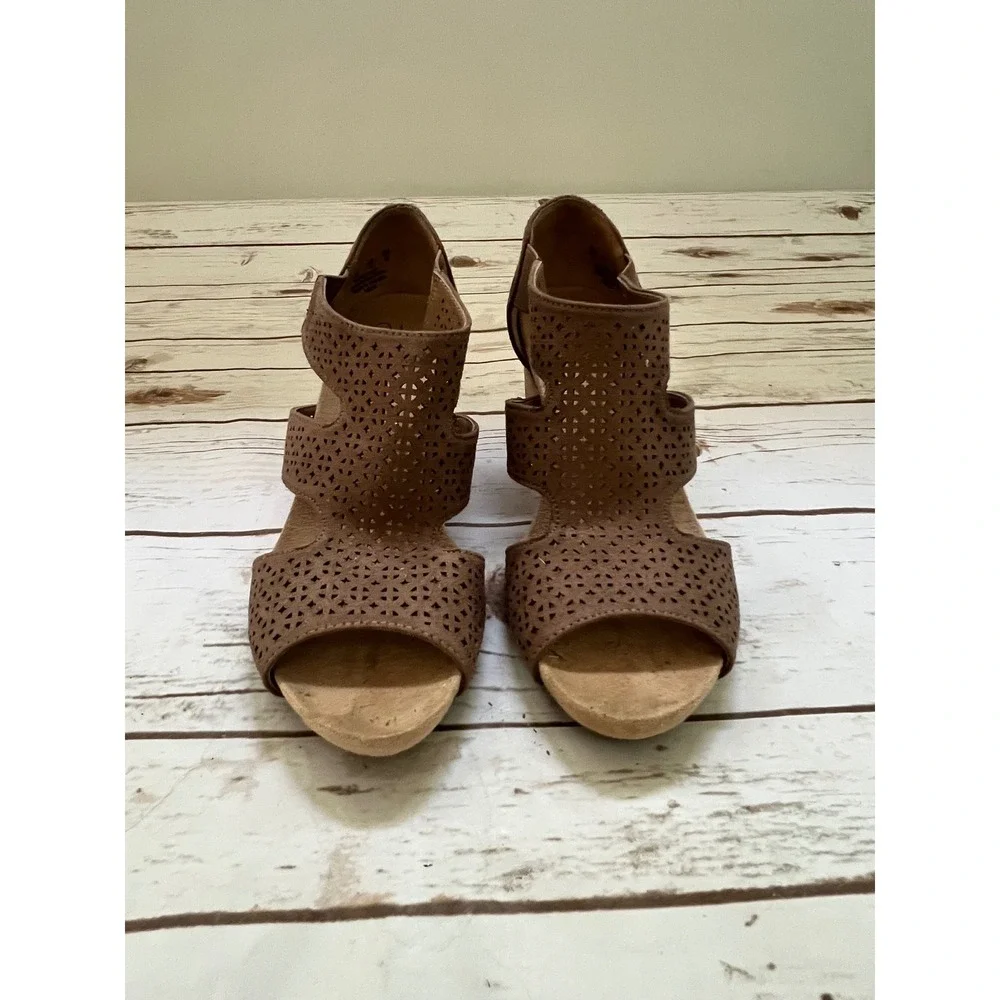 LifeStride Heidi Wedge Sandals Brown Perforated Laser Cut Cork Heel 7M